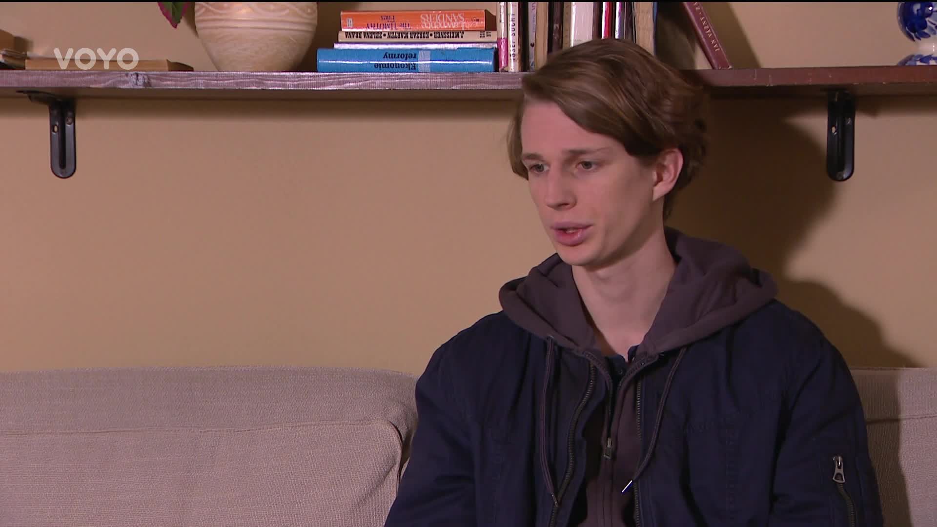 Dan se znovu montuje mezi Bedřicha a Alici. K čemu se odhodlá?
