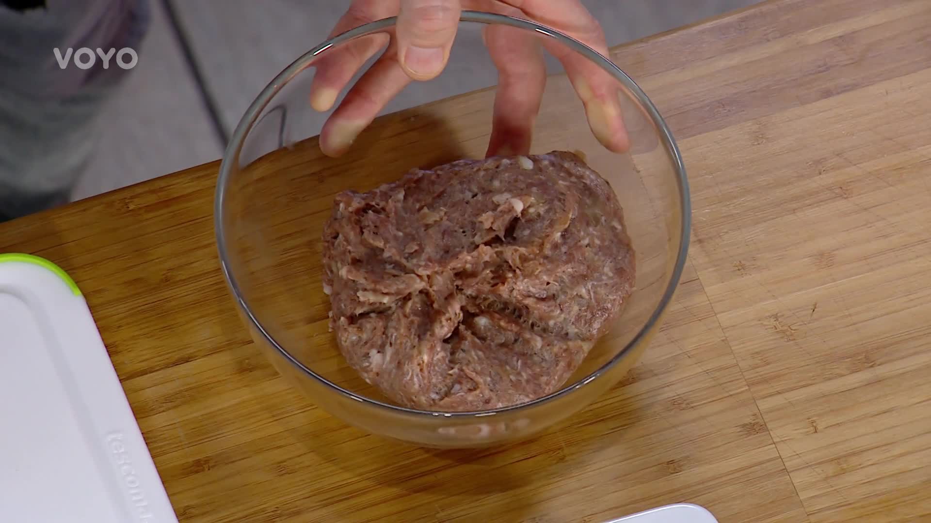 Pečená jehněčí roláda a tomatové fazole - 01. 04. 2021