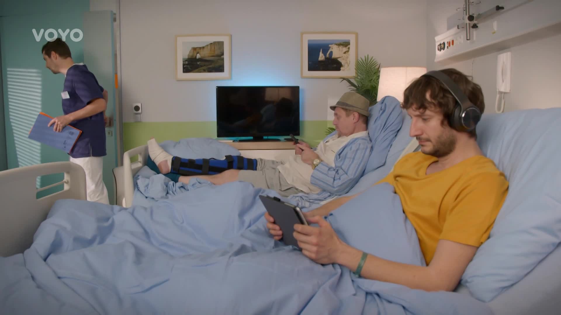 Vojta jako číšník v baru U Čerta. Je to jeho konec v nemocnici?