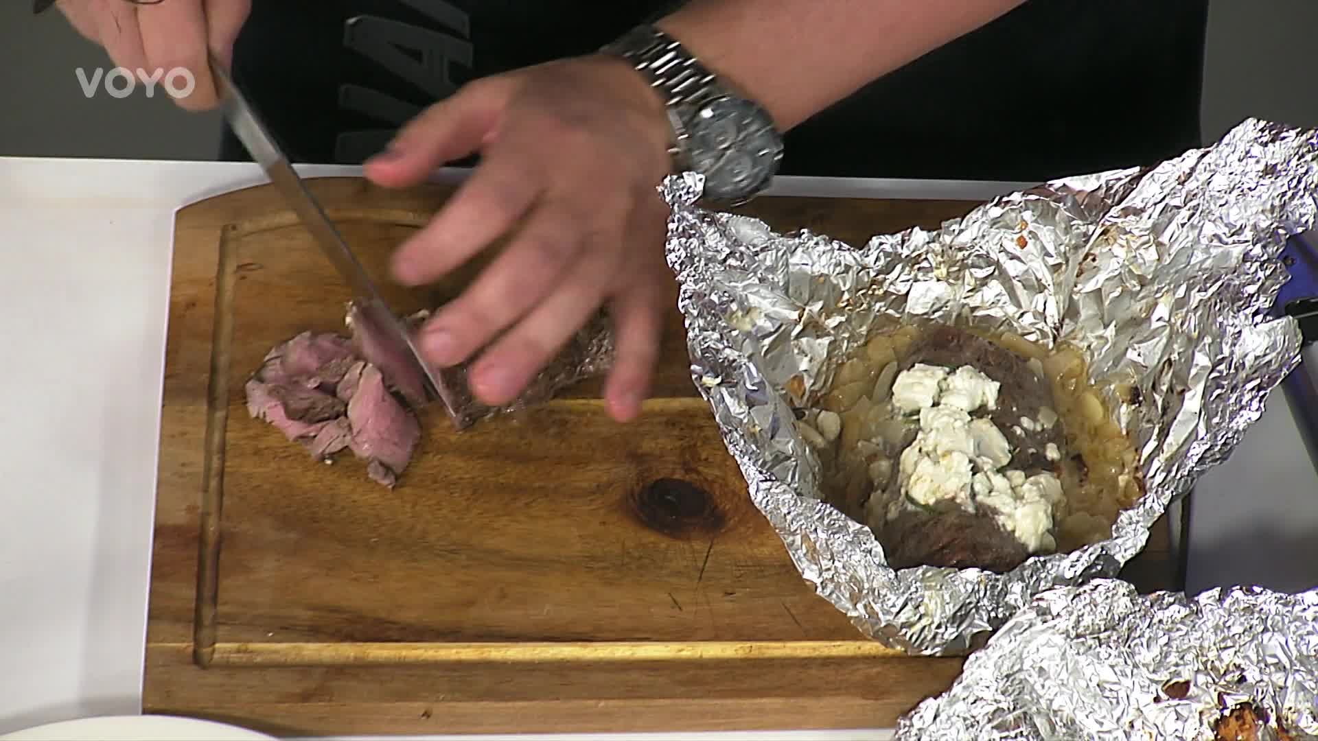 Vaříme s Romanem: Jak na vepřovou panenku se sýrem feta a kukuřičným salátem?