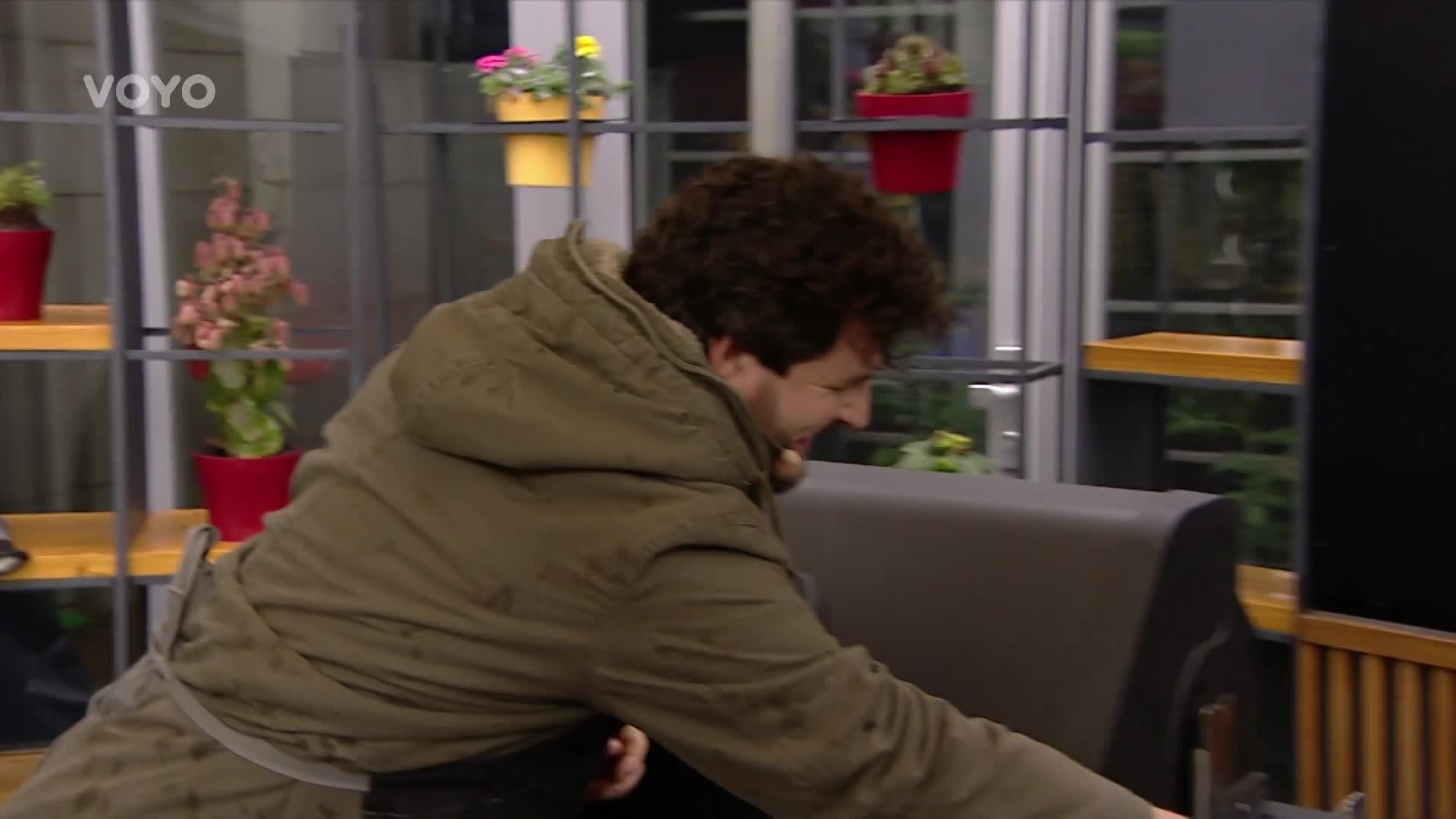 Roman je při vaření neoblomný. Která surovina podle něj do salátu nepatří?