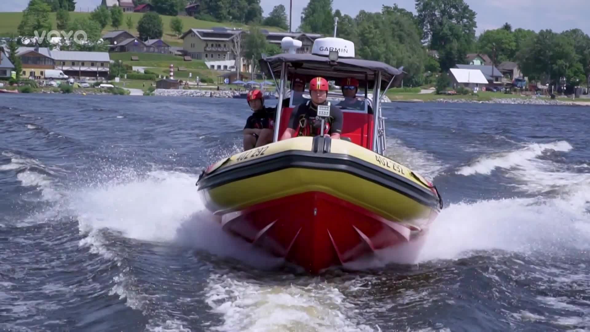 Tým dobrovolníků zachraňuje na Lipně životy! Kdy tam jsou dvoumetrové vlny?