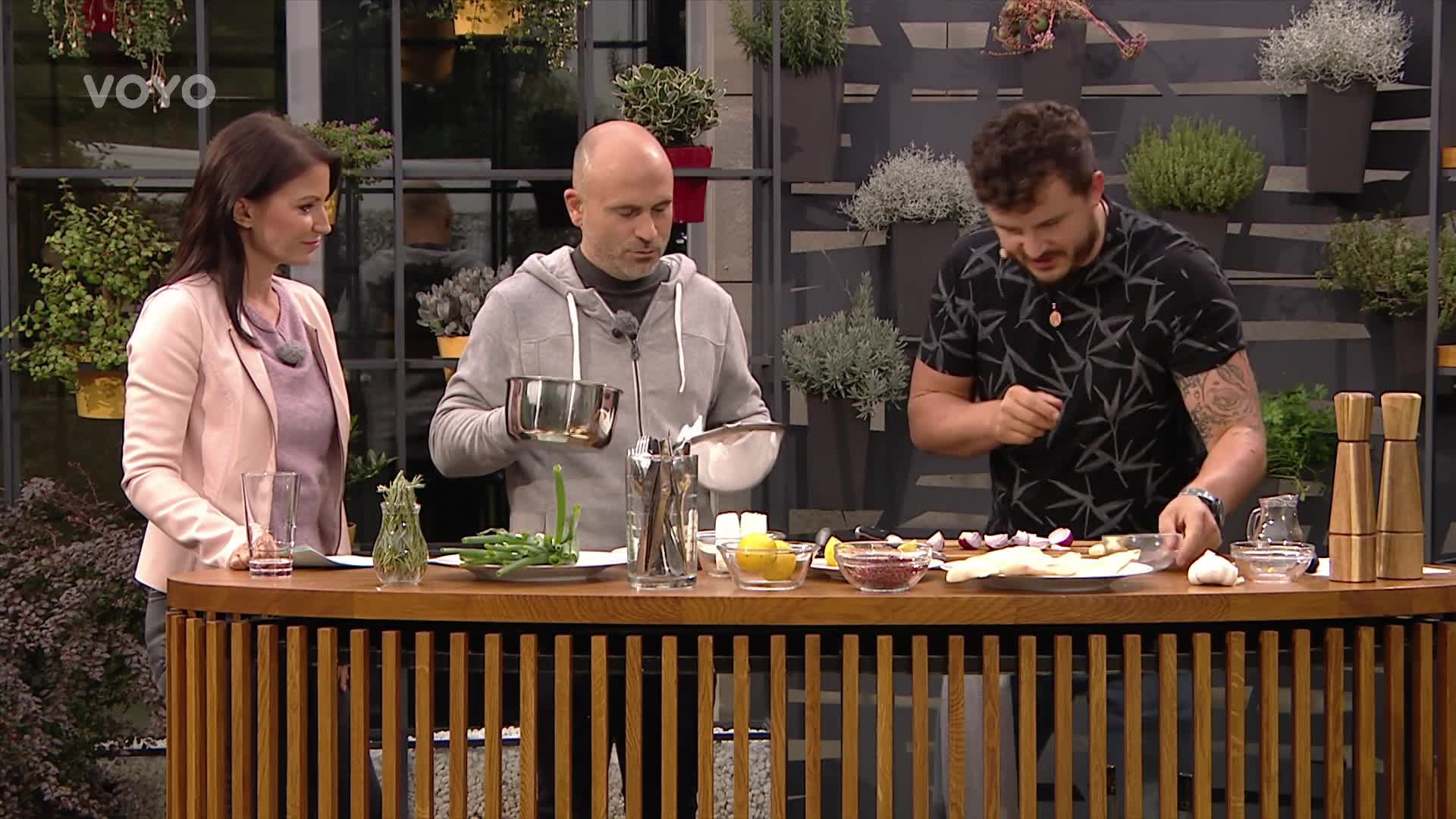 Jak připravit rybu na grilu? Udělejte si k ní spálené máslo a cibulový rozvar!