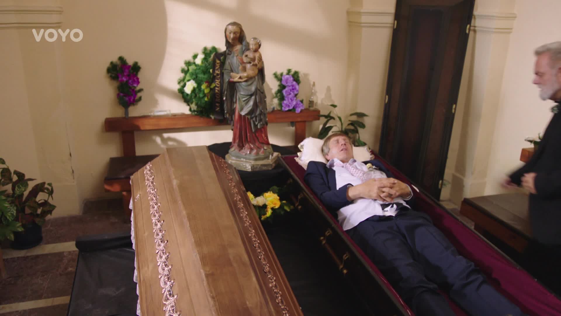 Starosta vyděšen k smrti! Proč spí v rakvi?