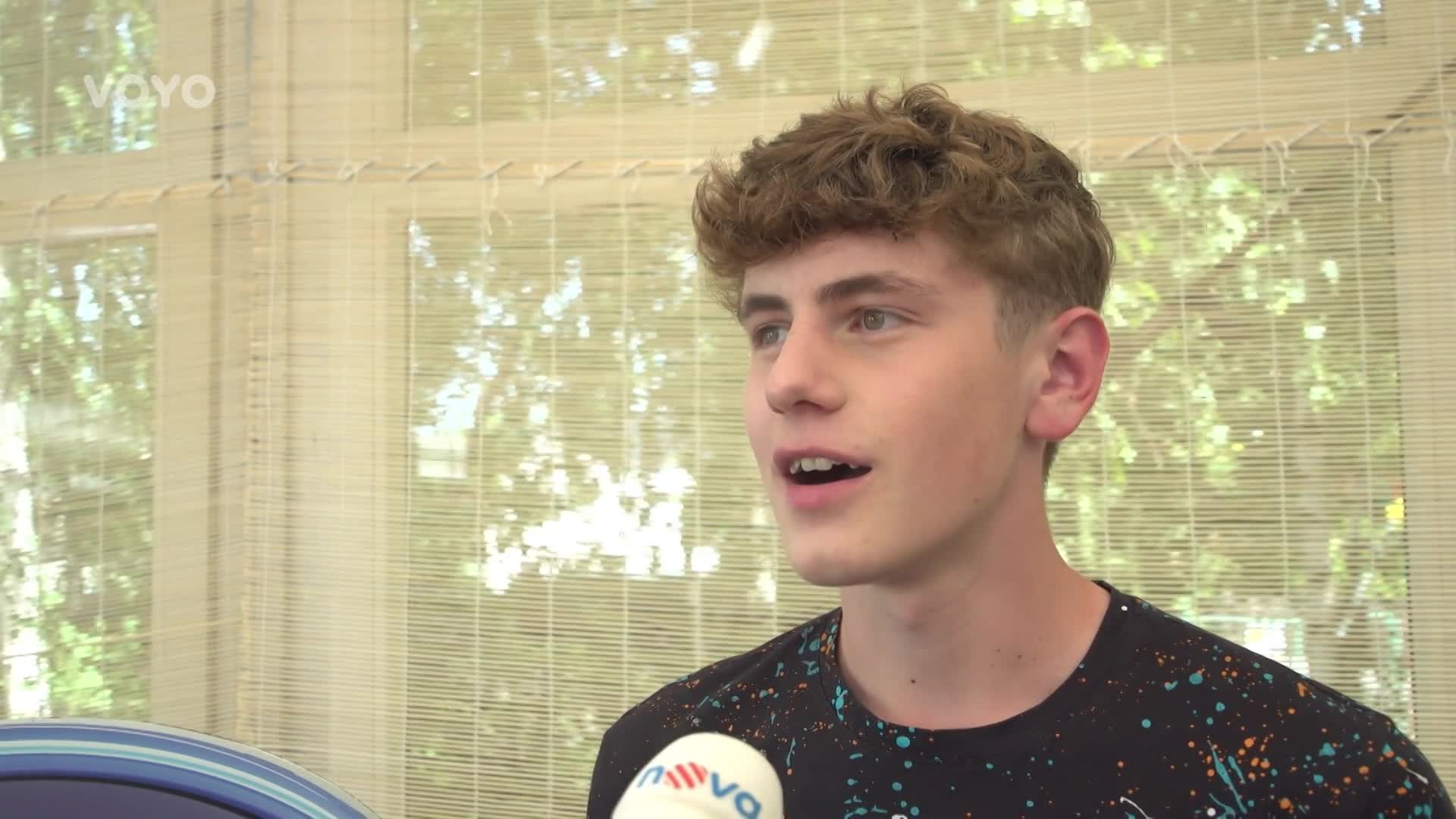 Postup si užívá i soutěžící Martin: Světla reflektorů však nejsou nic pro něj!