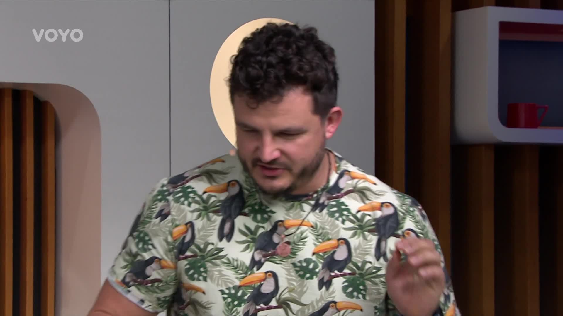 Vaříme s Romanem: Jak na bylinkový salát s kuřecím masem a šafránem?