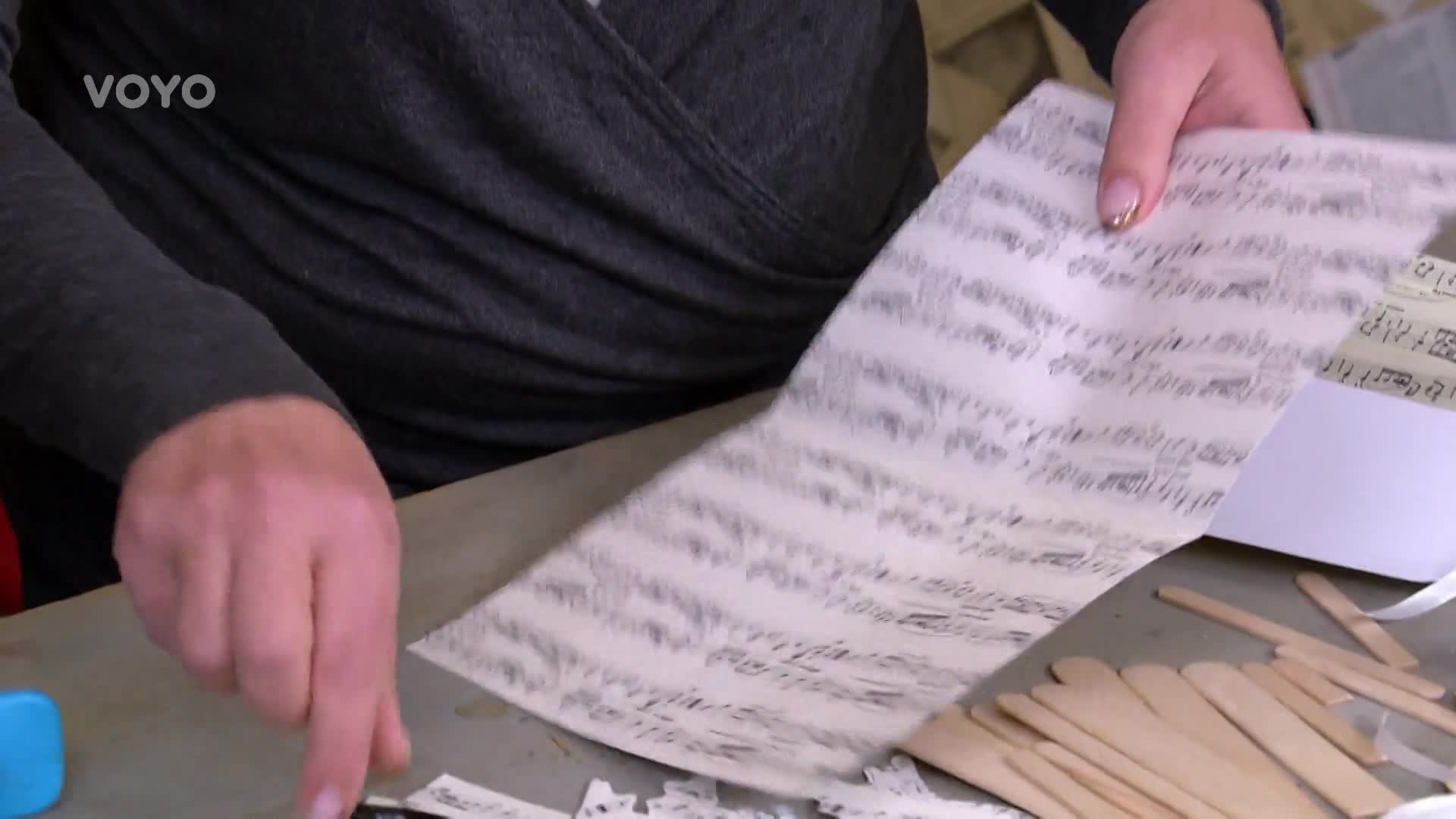 Adventní výzdoba: Jak vyrobit krásného andílka z notového papíru?