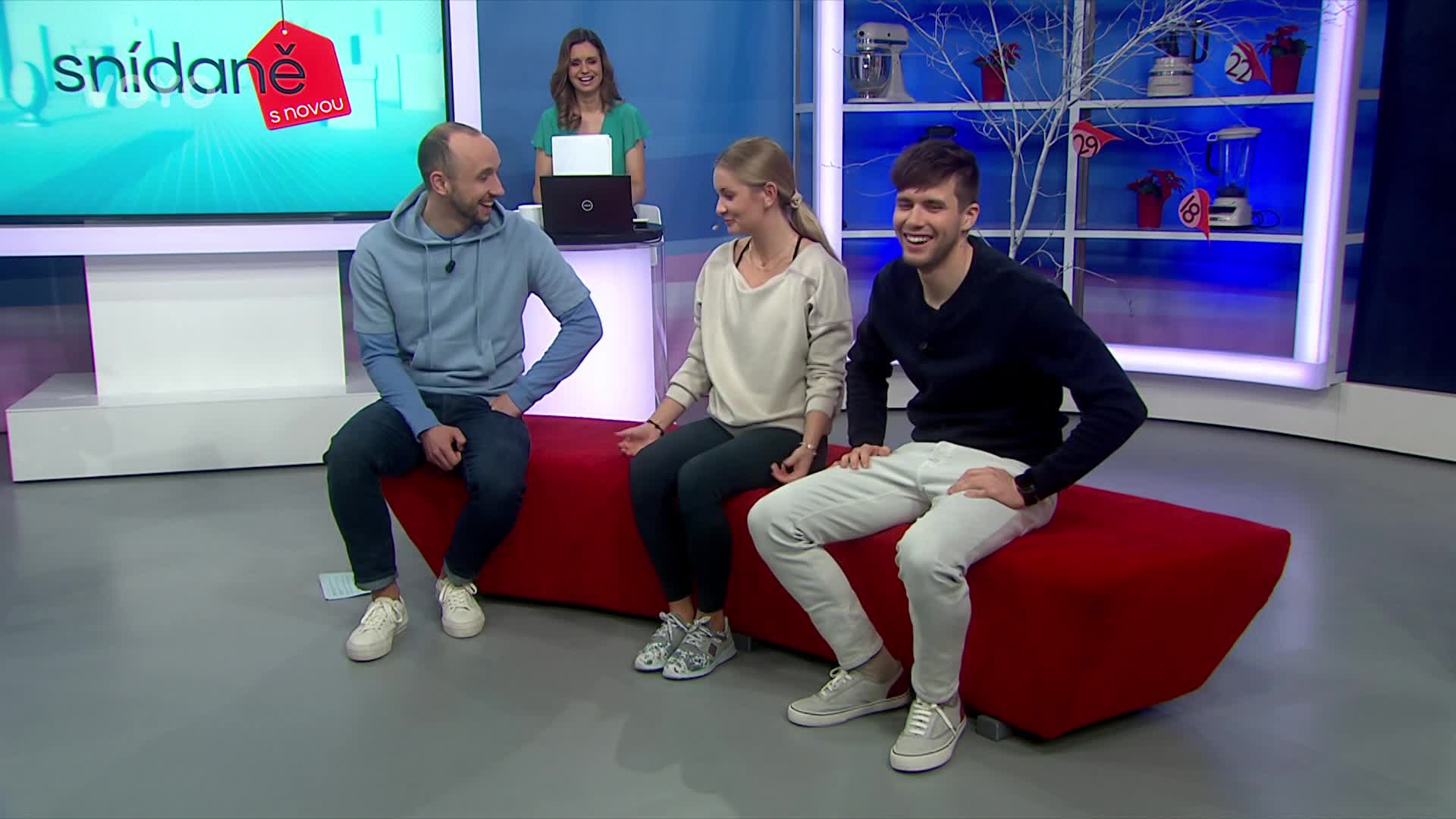 Jak nepřibrat přes Vánoce? Tyto cviky můžete provádět u pohádek na gauči!