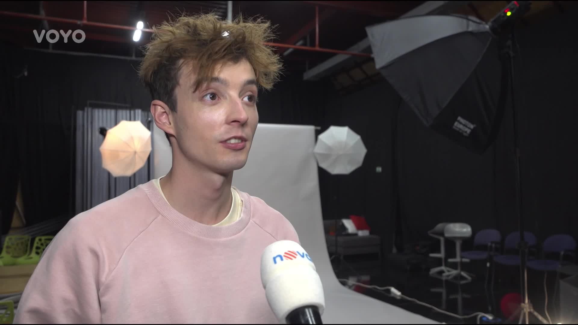 Měnit tváře bude také nadějný herec Denis Šafařík! Na ženské se těší obzvlášť