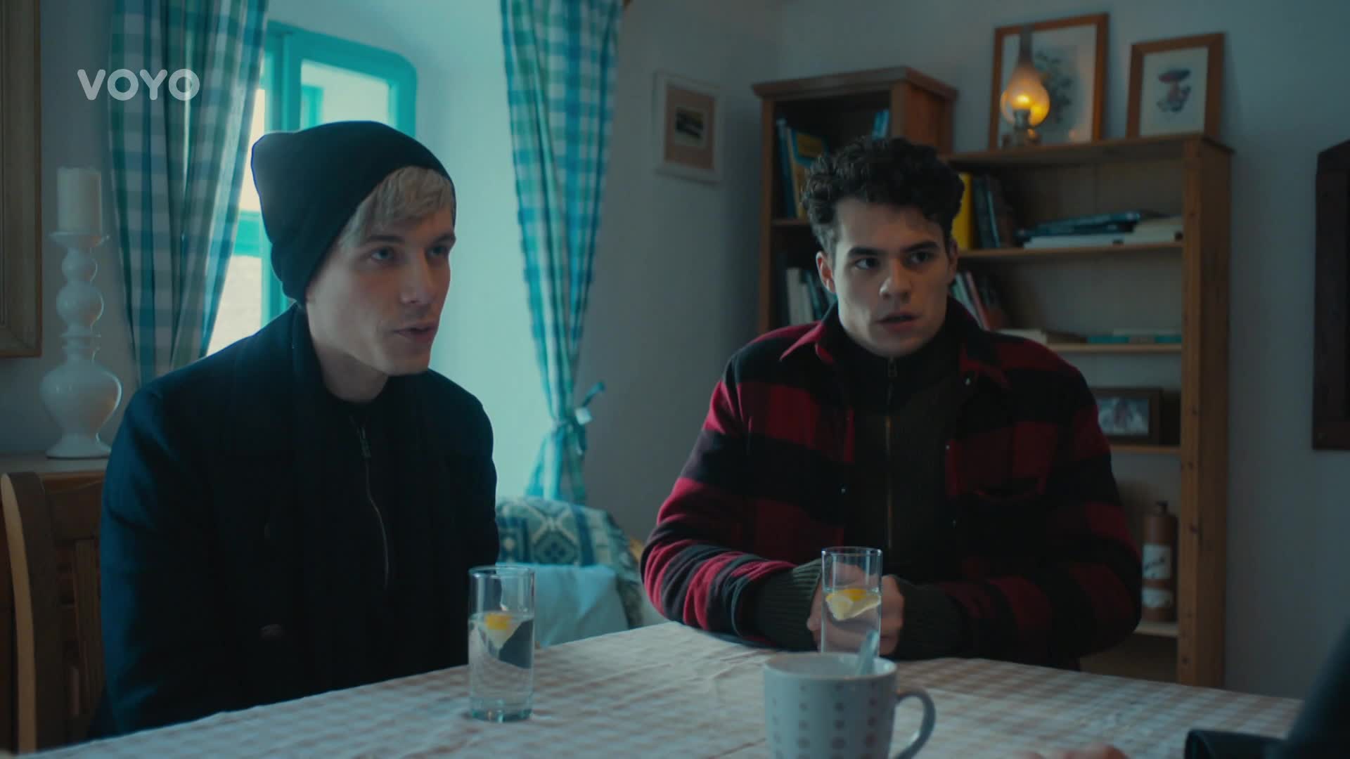 Tenhle dárek se příliš nevyvedl. Dohnala báseň o smrti mladíka k sebevraždě?