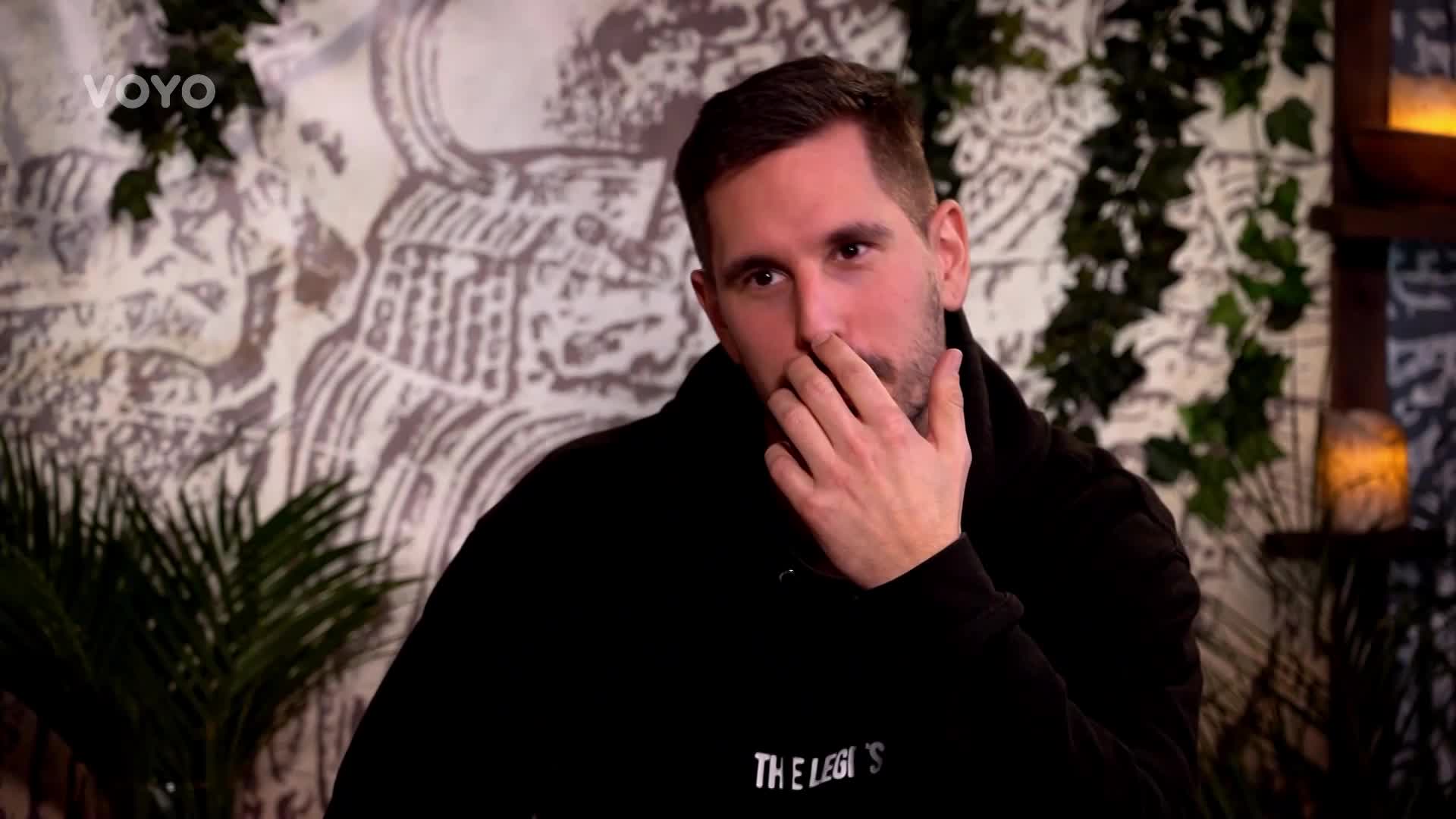 Adam se vyžívá v chaosu a Xénia vystavila svou postavu na rozpálené pláži!