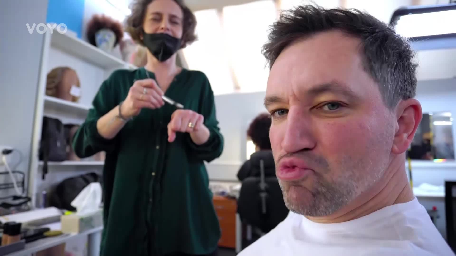 Co se odehrává za dveřmi maskérny? Kuba Kohák vás provede!