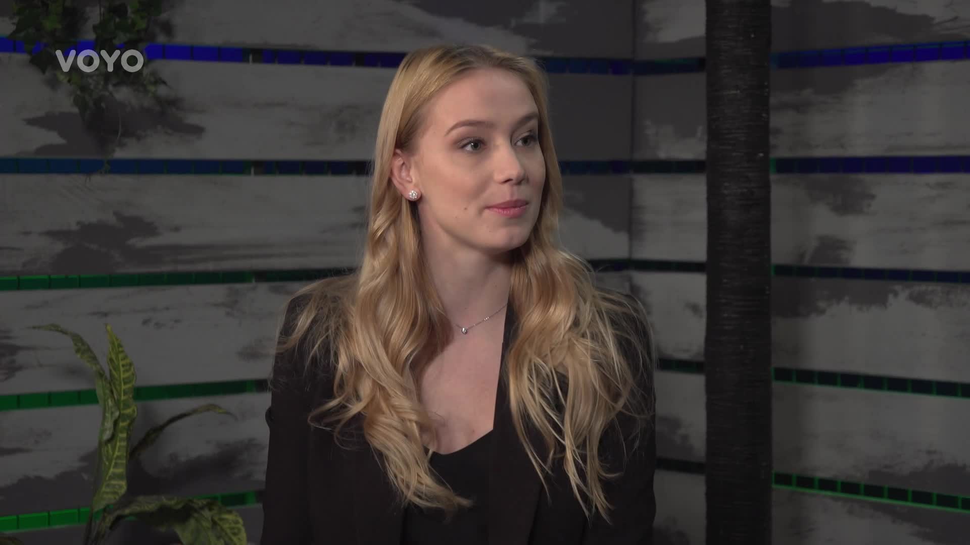 Anna Kadeřávková hltá Survivor: Kdo jí posílá přes televizi tajné znamení?