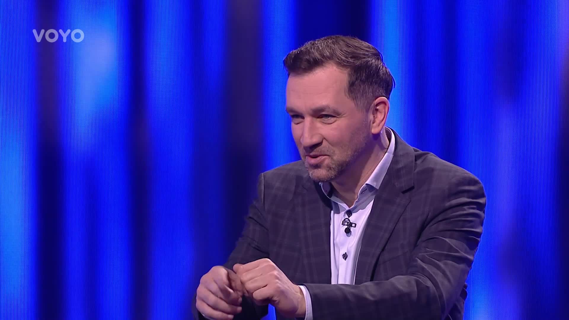 Krásná soutěžící skáče salta na lidech! Bude jí to ale platné proti lovci?