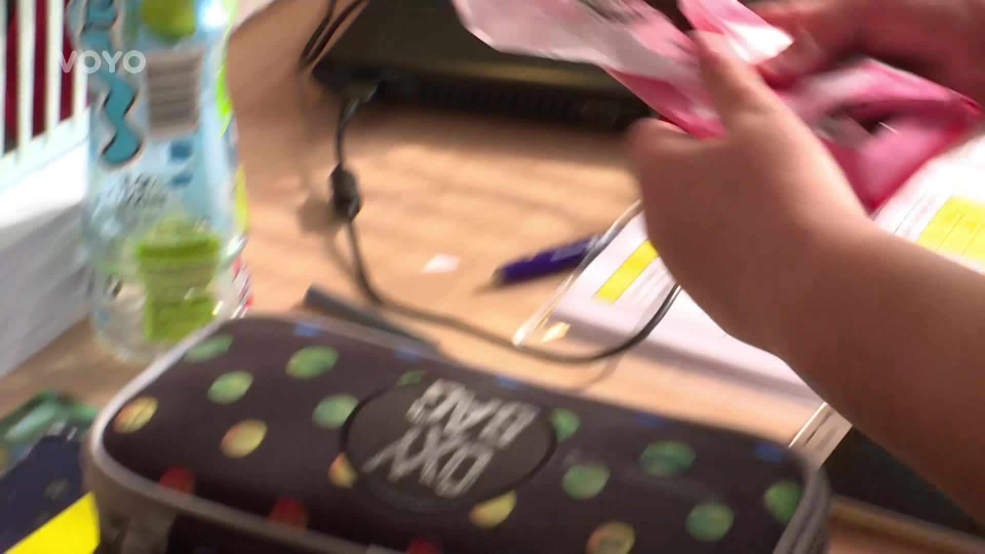 Karolínka tajně napíše svému tátovi! Proč nechce zůstat s náhradní matkou?