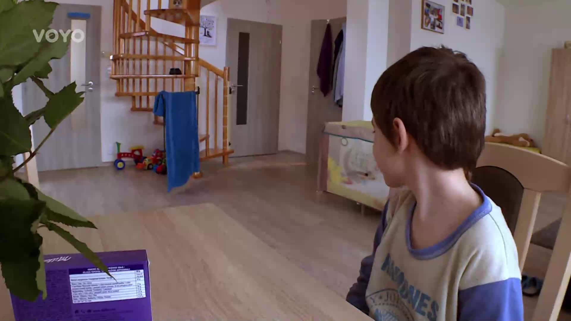 Dominik se o náhradní maminku dojemně stará! Co udělá, aby přestala plakat?