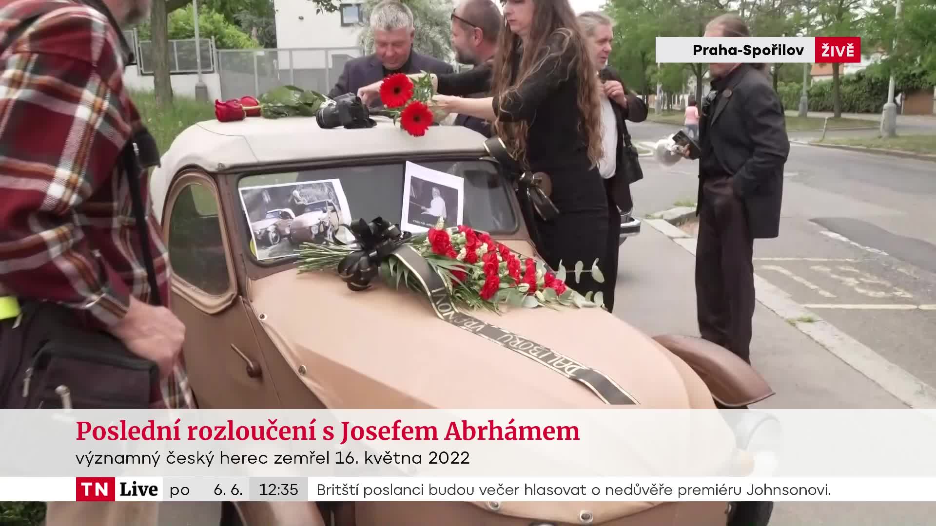 Poslední rozloučení s Josefem Abrhámem. Památku uctili i Zdeněk Svěrák nebo Martin Dejdar