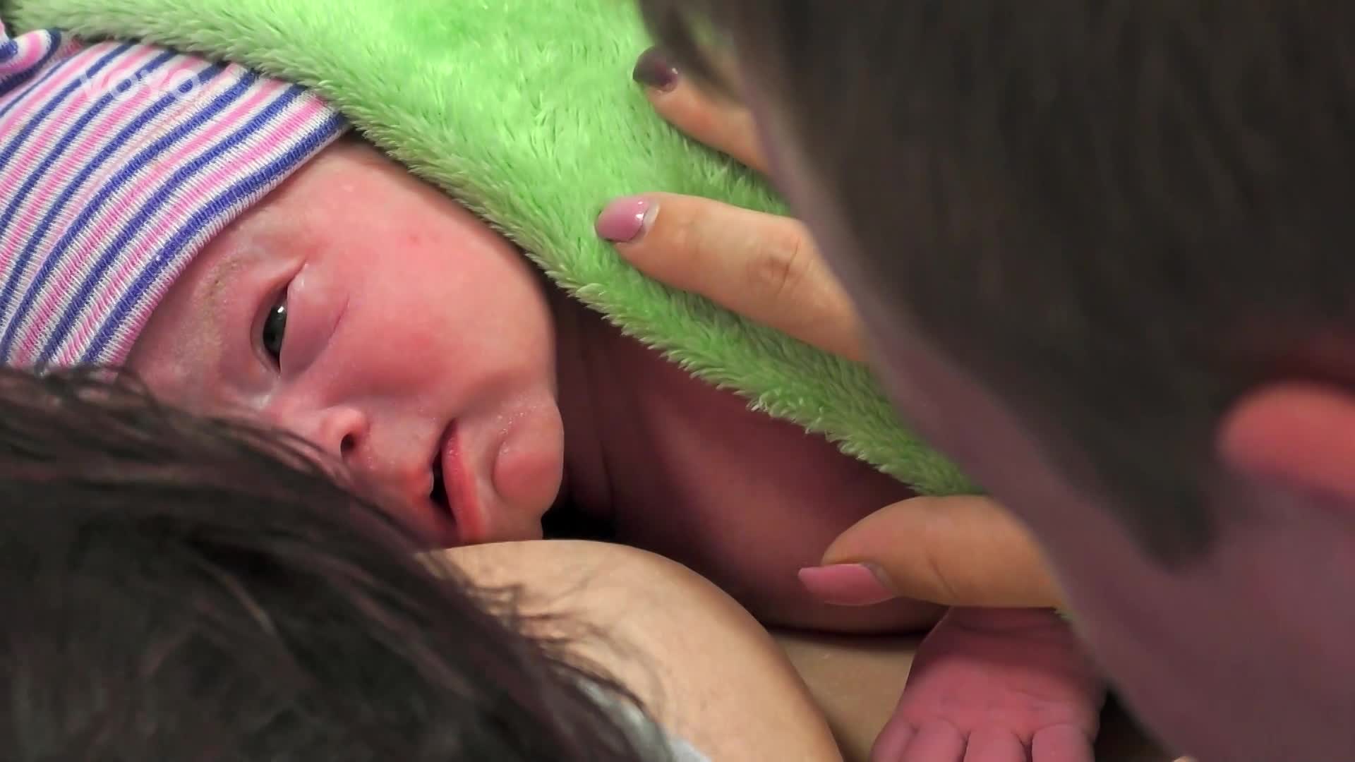Malý už je na světě! Novopečeného tatínka dojal příchod dítěte k slzám