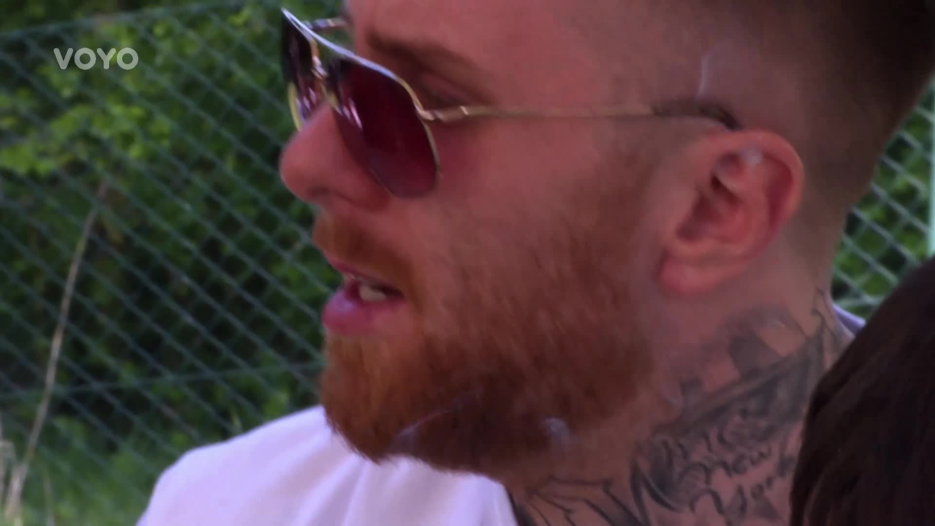 Trapas na zahradní párty: Není mi příjemný pohled na to, co nosíš mezi nohama!