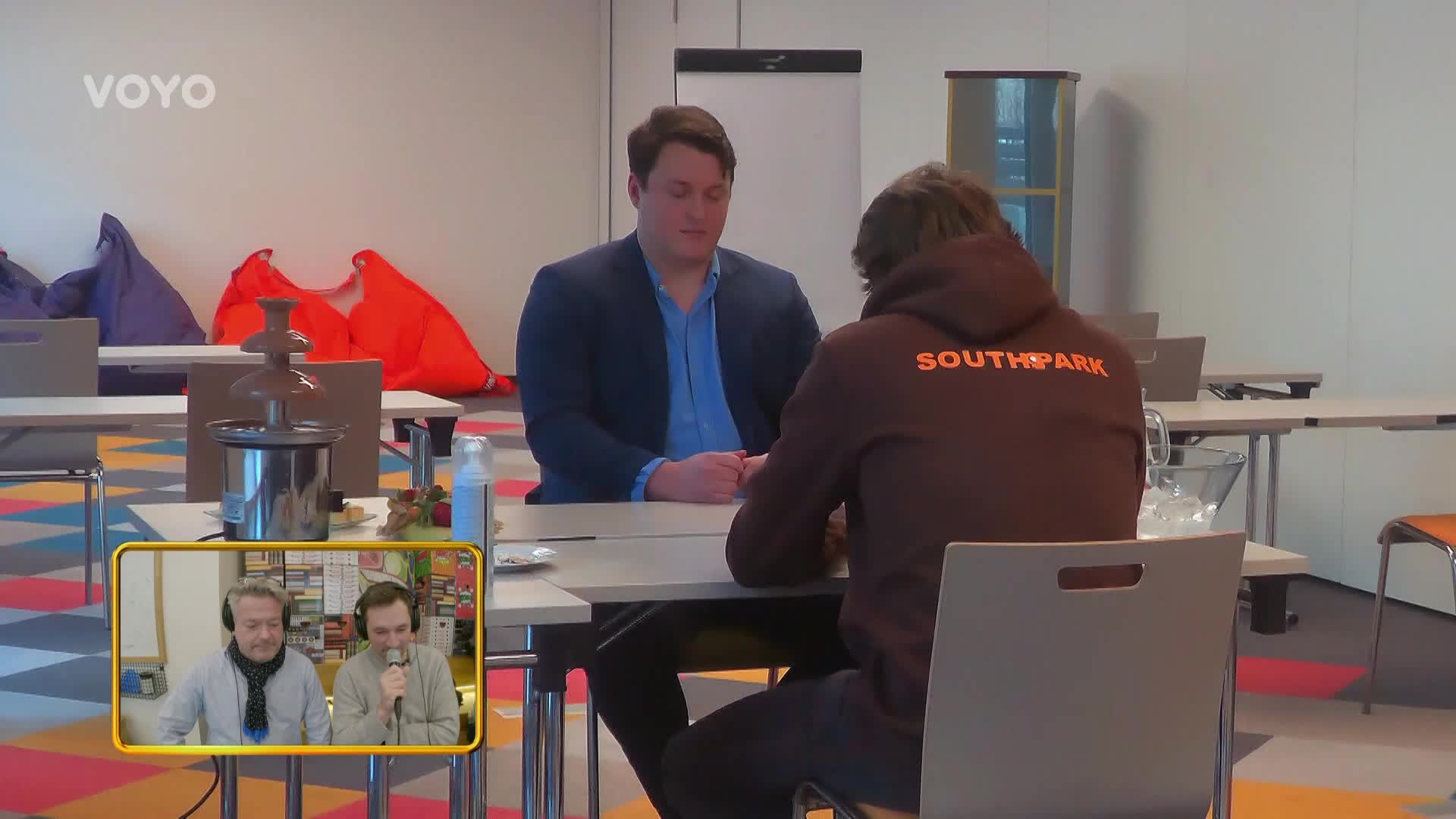 Vojta Dyk se pořádně zapotí: Co mu Háma a Sokol našeptávají skrytým sluchátkem?