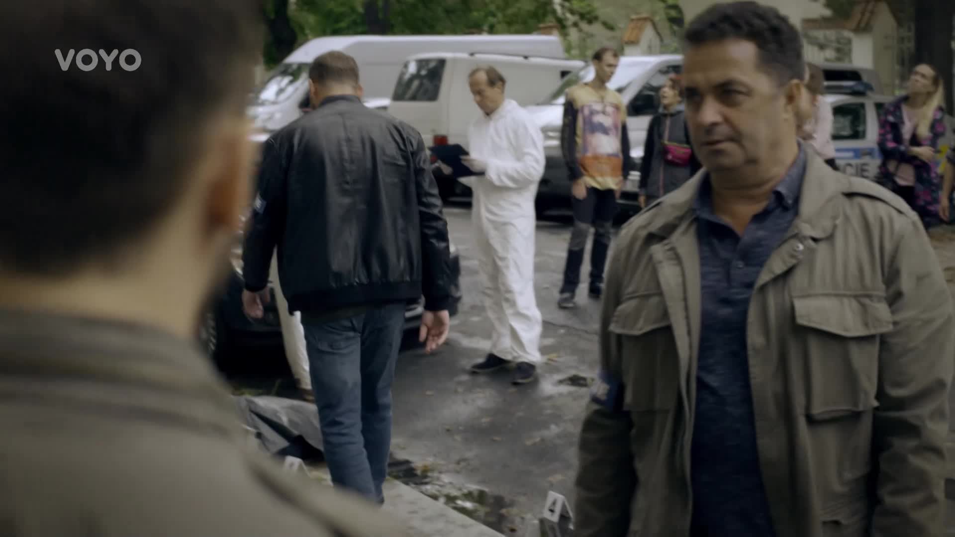 Pád ze střechy mladé policajtky! Kdo ji strčil a šikanoval?