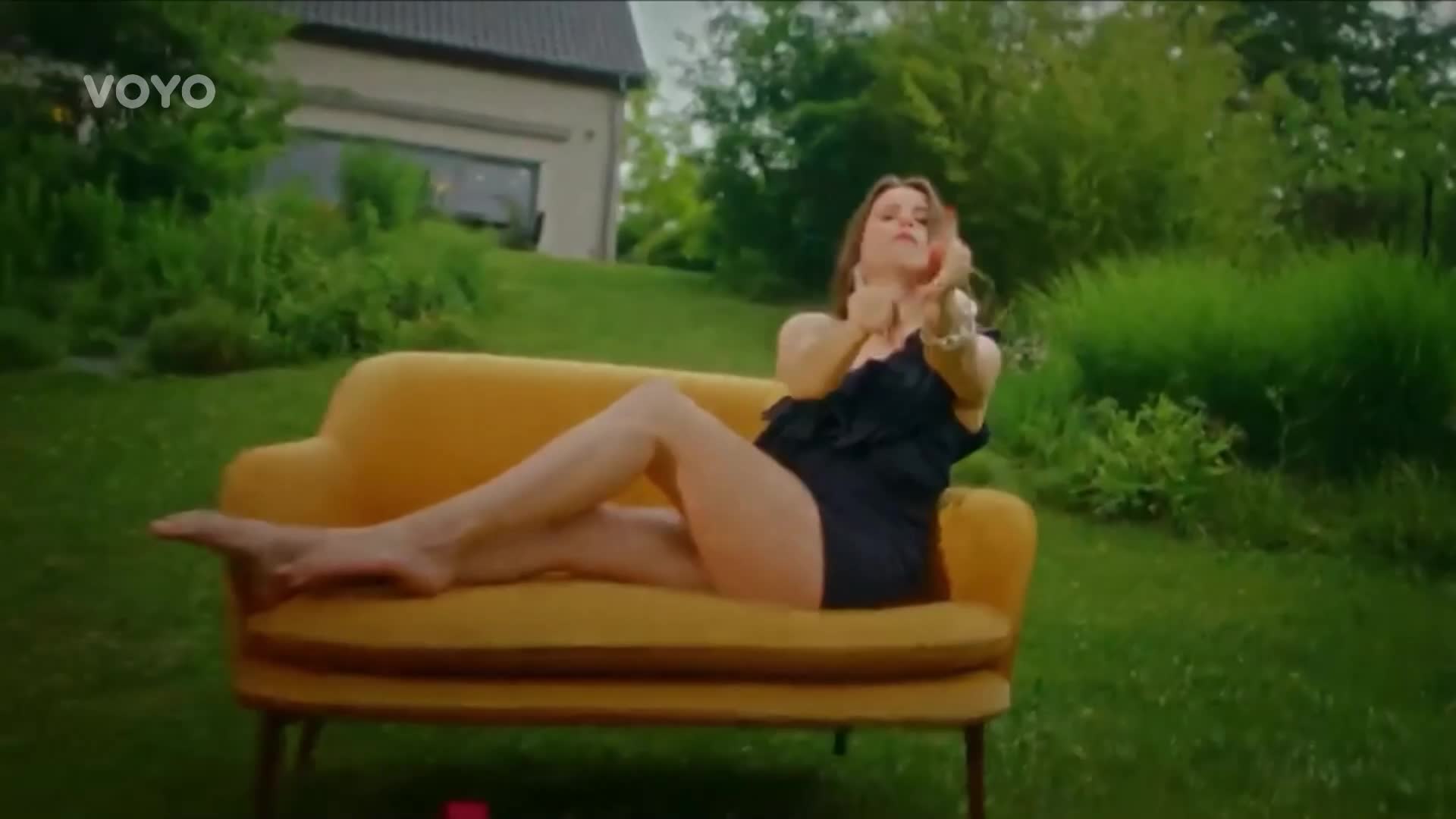 Nový hit léta? Elizabeth Kopecká to ve videoklipu rozjíždí s Vladimírem Polívkou!