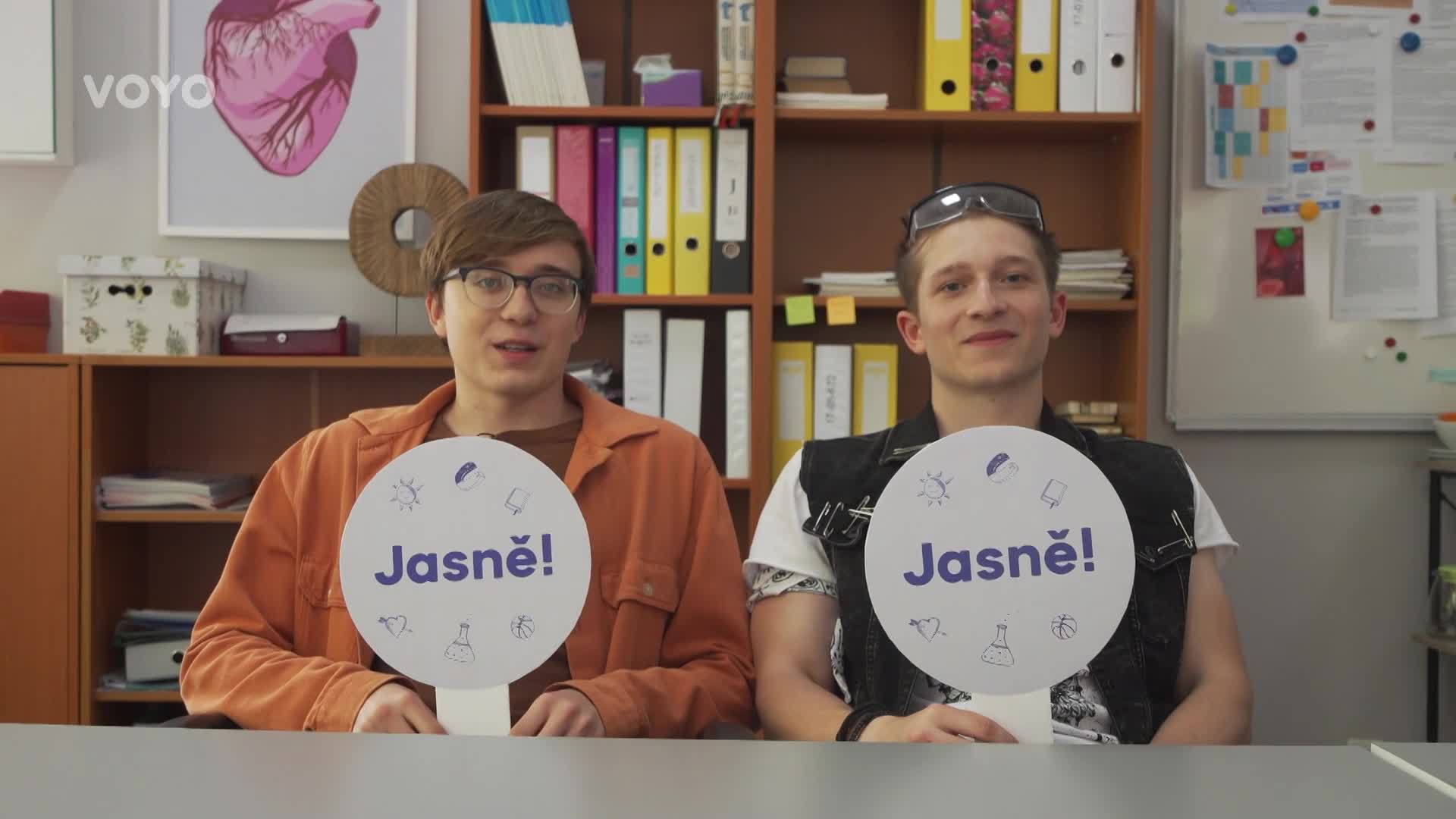 Nekecej, dělej. K čemu se musel ve hře Nikdy jsem přiznat herec z Pana profesora?