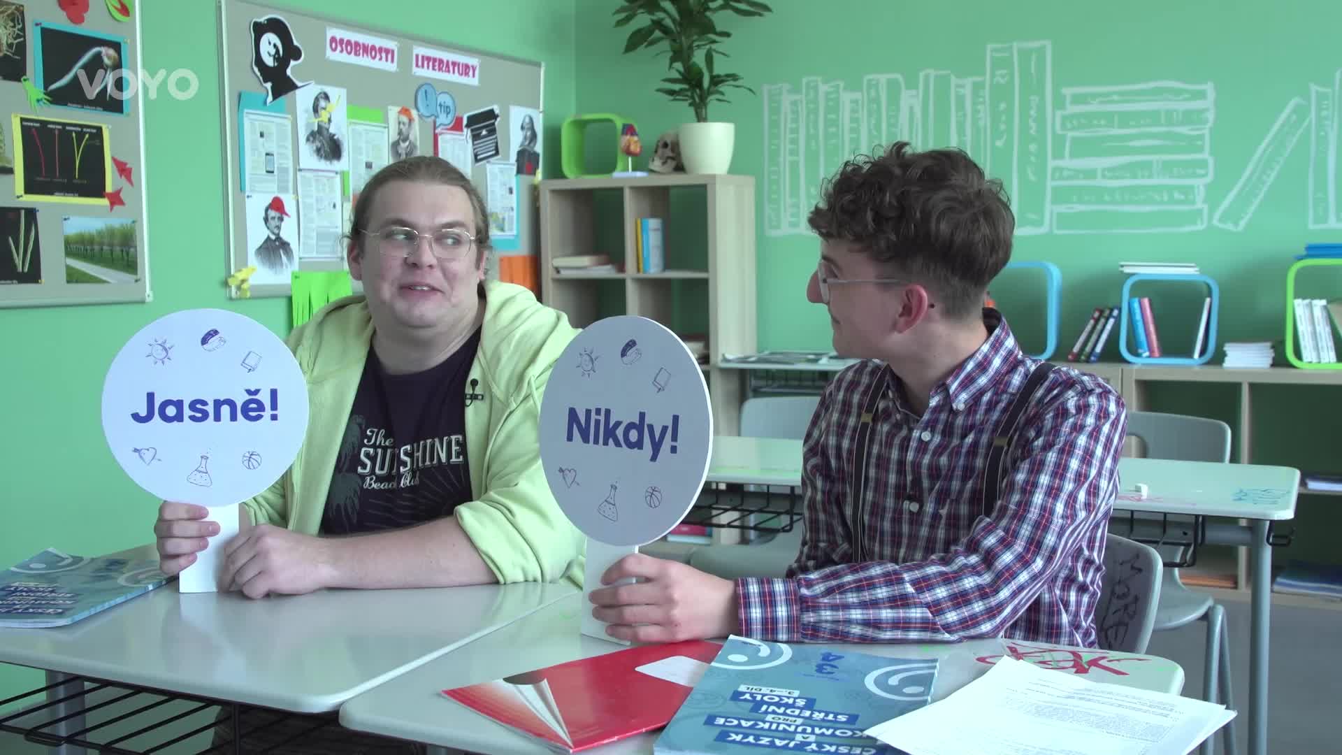Odhalení v Nikdy jsem. Co herci z Pana profesora ve škole prováděli učitelům?