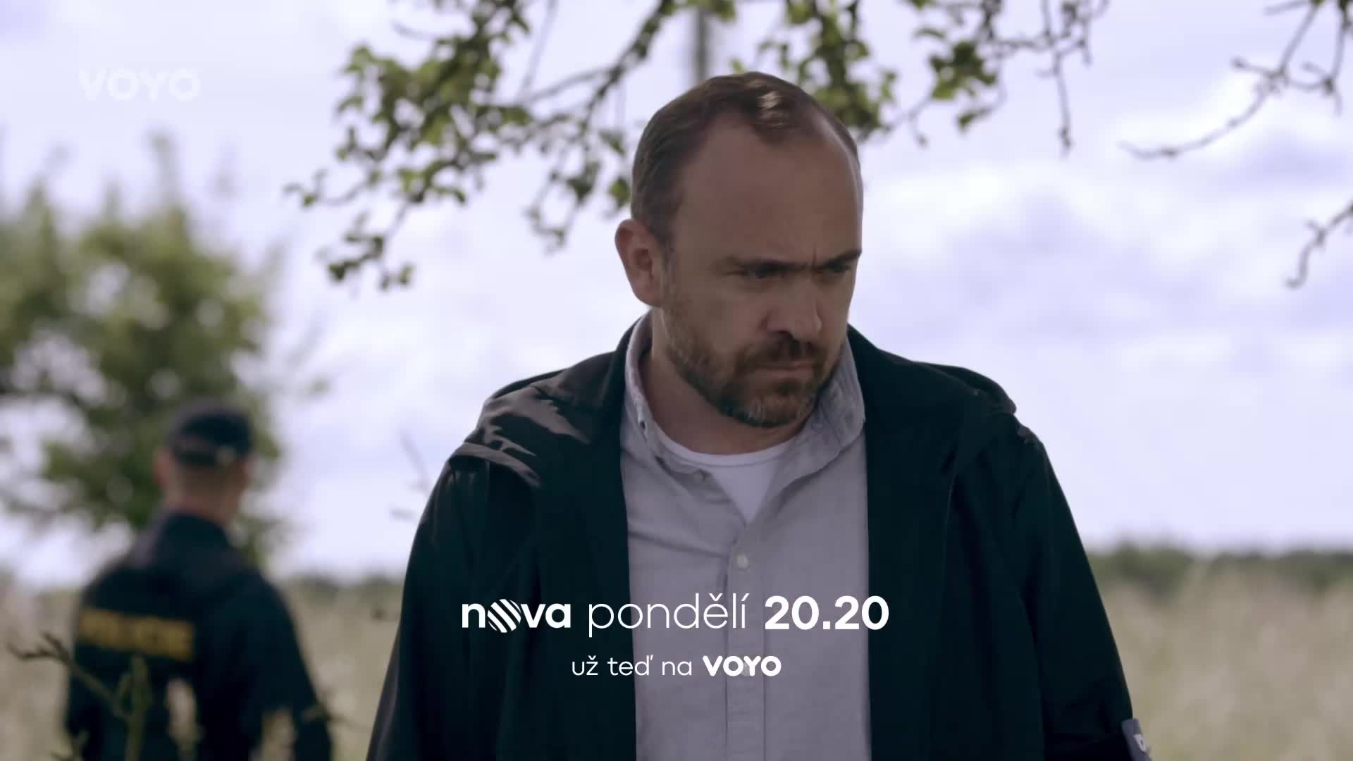 V poli je nalezena mrtvá pilotka: Kdo ji za letu vyhodil z letadla?