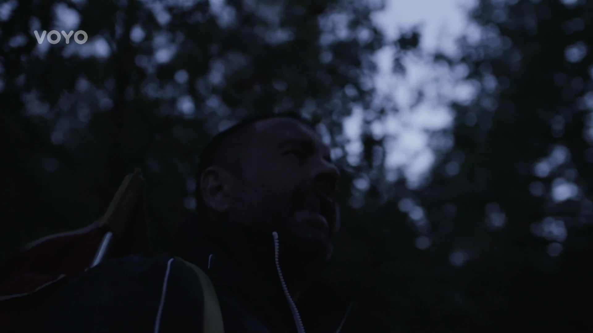 Uprostřed temného lesa se dějou věci! Začne Radek Kašpárek objímat stromy?