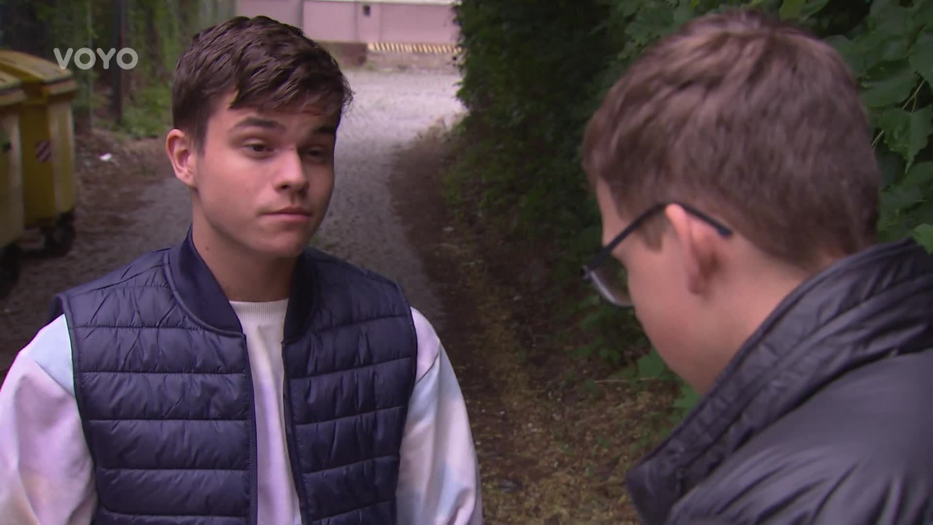 Kluci si počkají na Šimona před školou. Jak opět dokážou svou převahu?