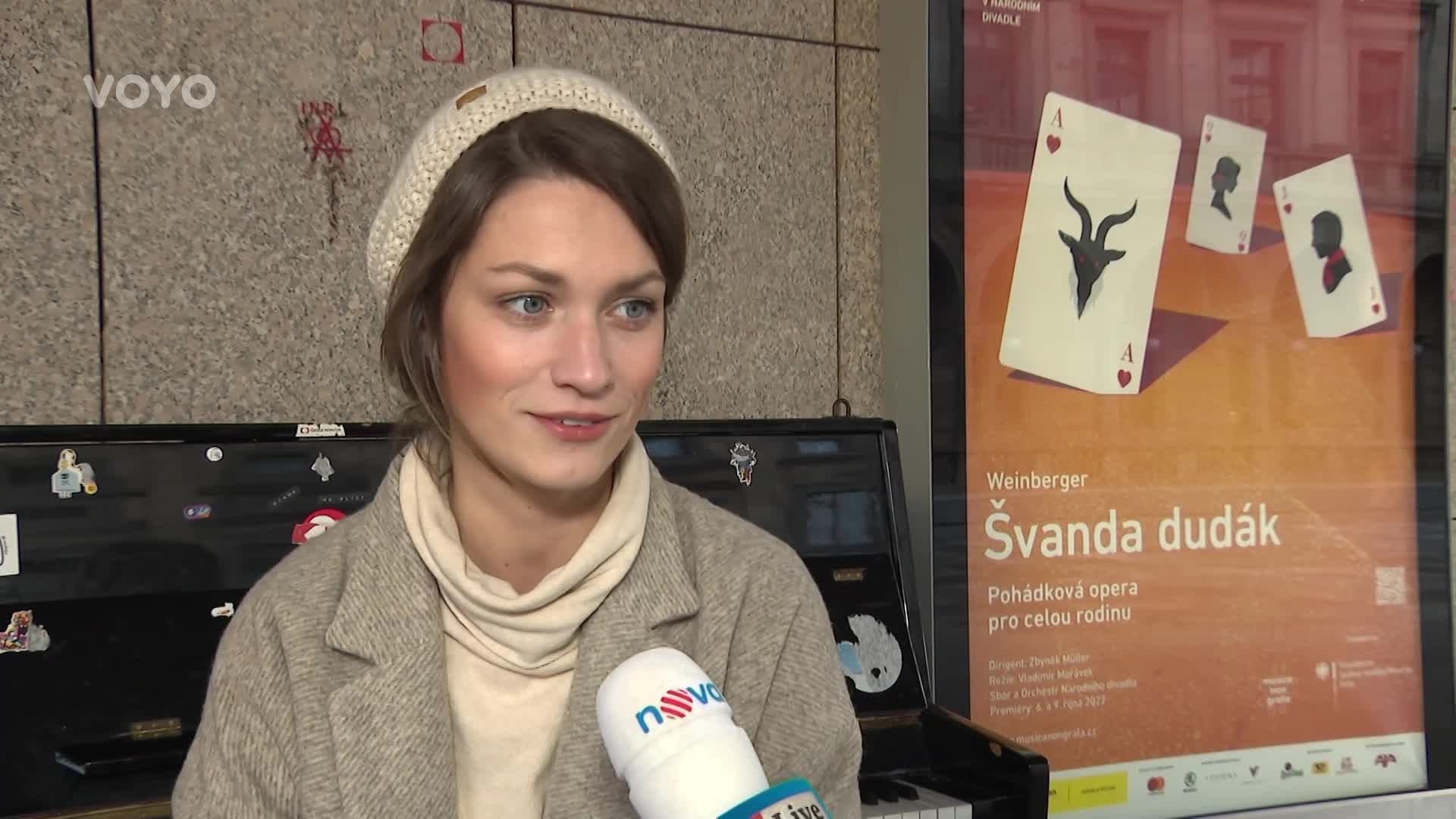 Koncert Veroniky Čermák Mackové: Proč hrála na klavír před Národním divadlem?