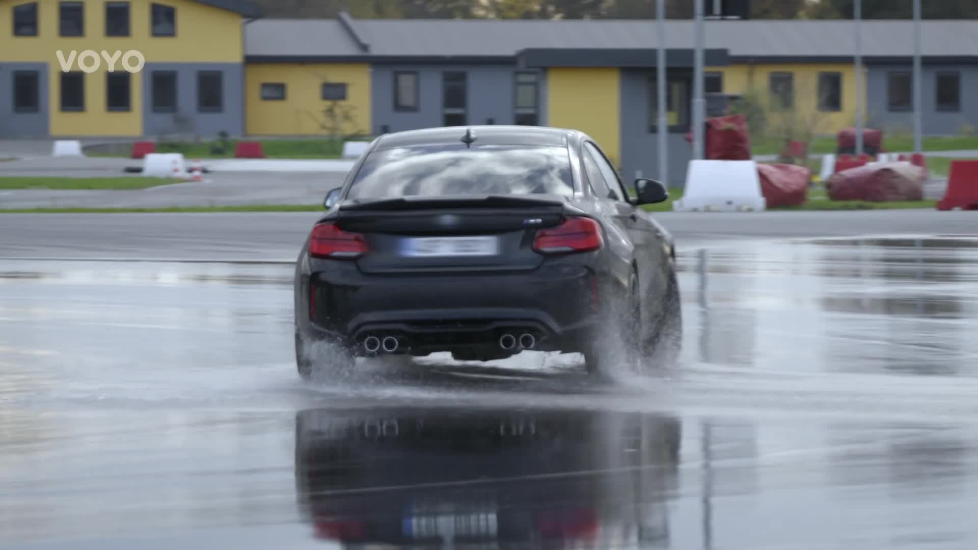 Mám na to dupnout? Sári ukázala Radkovi, jak to umí za volantem