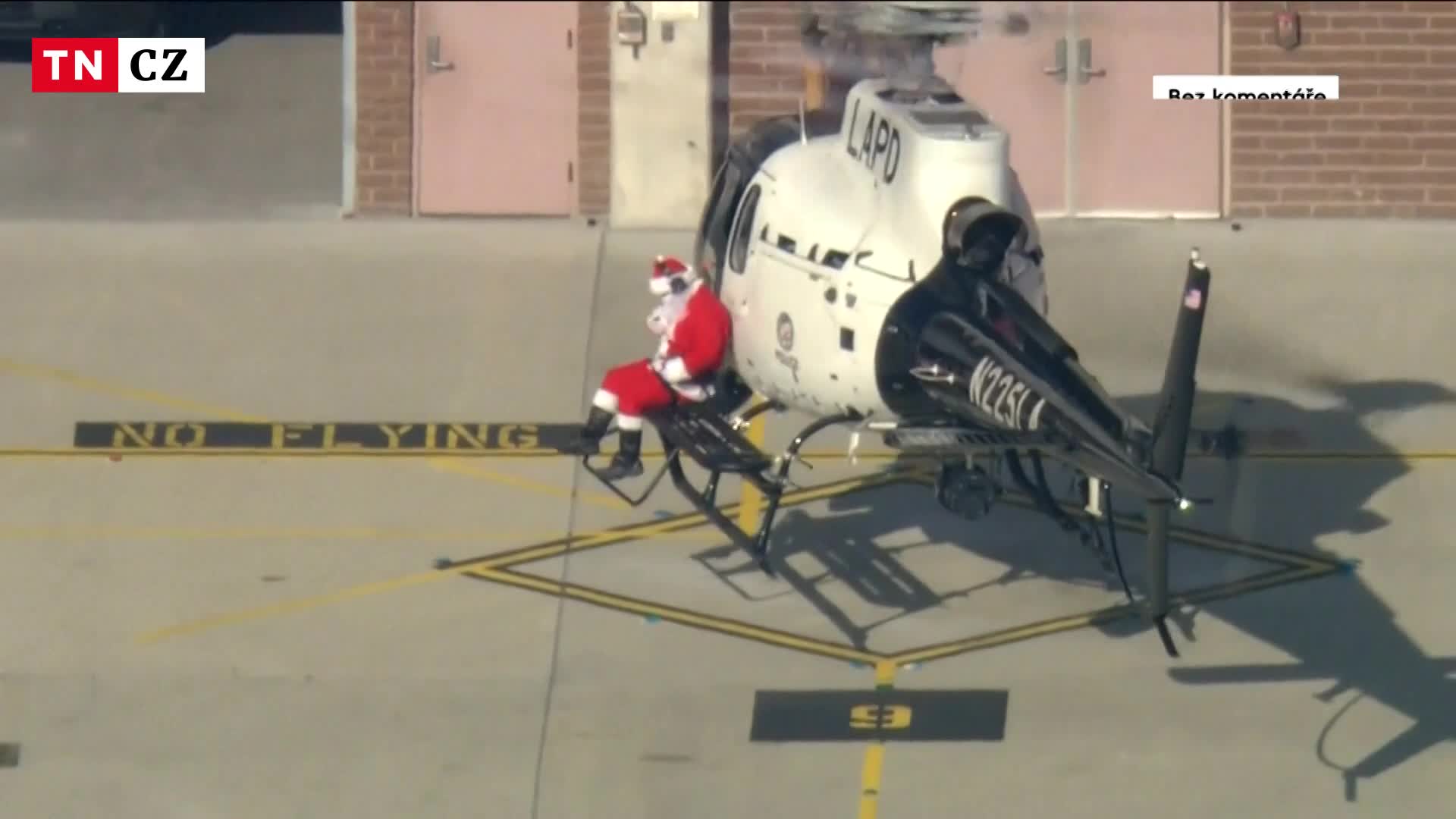 Santa vyměnil dopravní prostředek. Za dětmi přiletěl helikoptérou