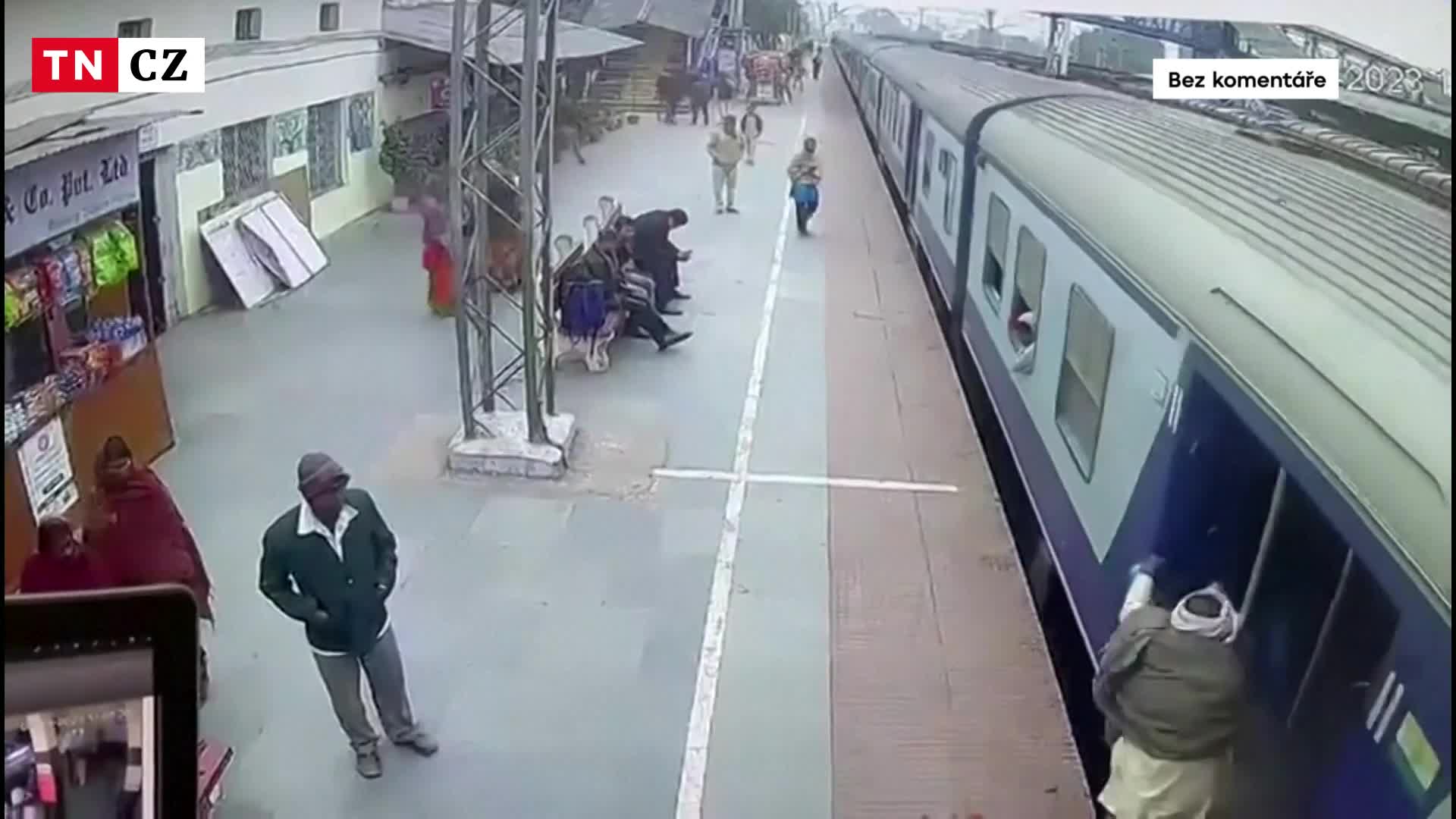 Cestující při nástupu do vlaku klopýtl. Ten ho pak táhl několik metrů