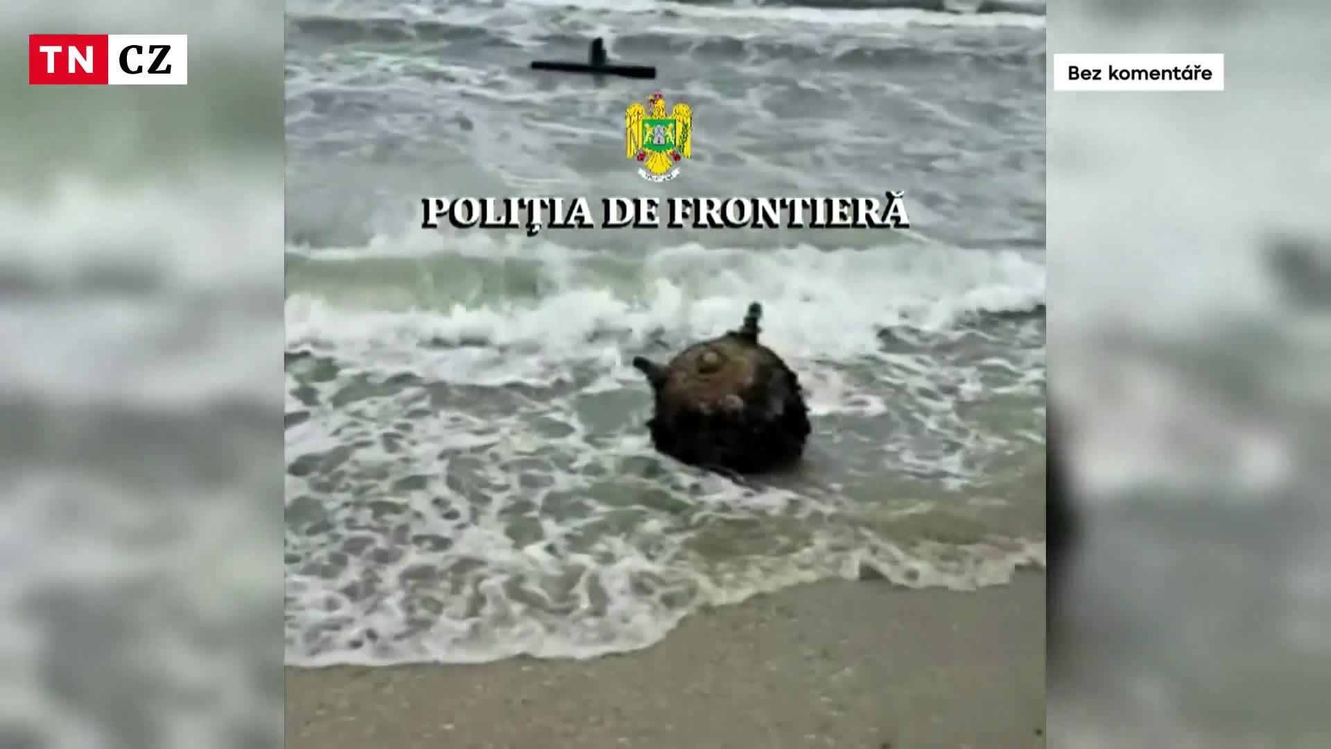 Černé moře vyplavilo minu. Rumunští námořníci ji zneškodnili přímo na pláži