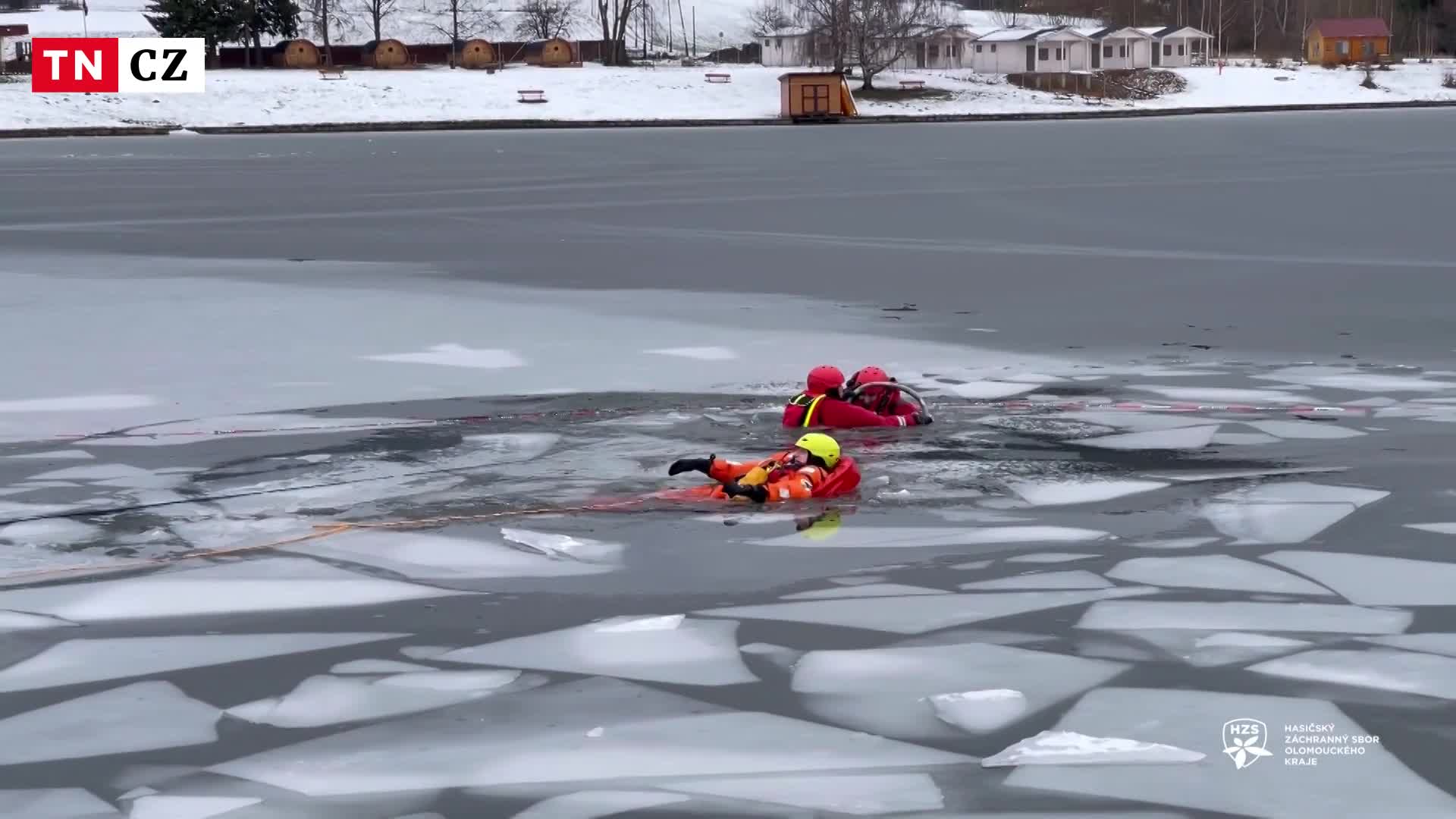Dril v ledové vodě. Hasiči cvičili pomoc osobě propadlé ledem