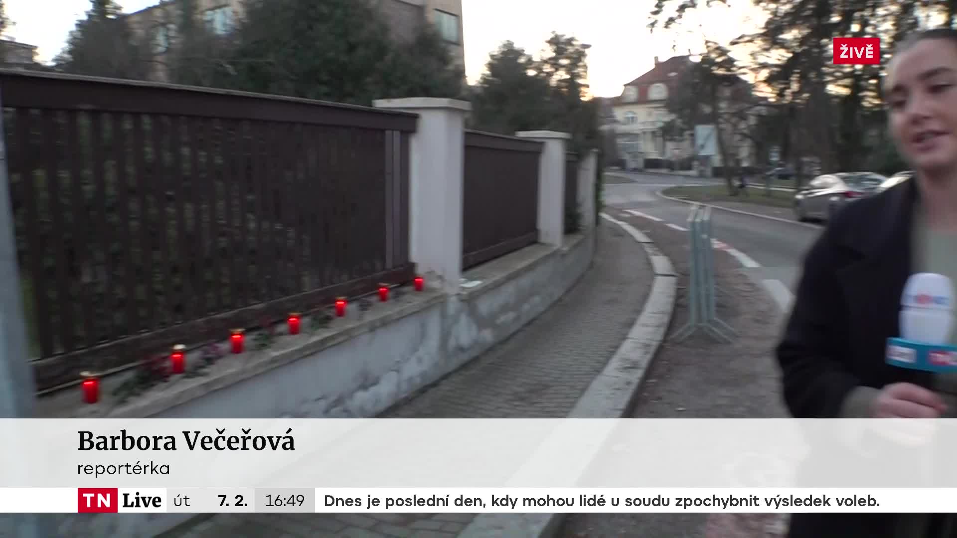 Na oběti zemětřesení vzpomínají i v Česku. Před tureckou ambasádou leží květiny a svíčky