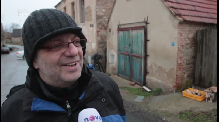 Víte kdo režíruje seriál Drazí sousedé? Známý bavič a herec, který hrál gaye v seriálu Gympl s.r.o.