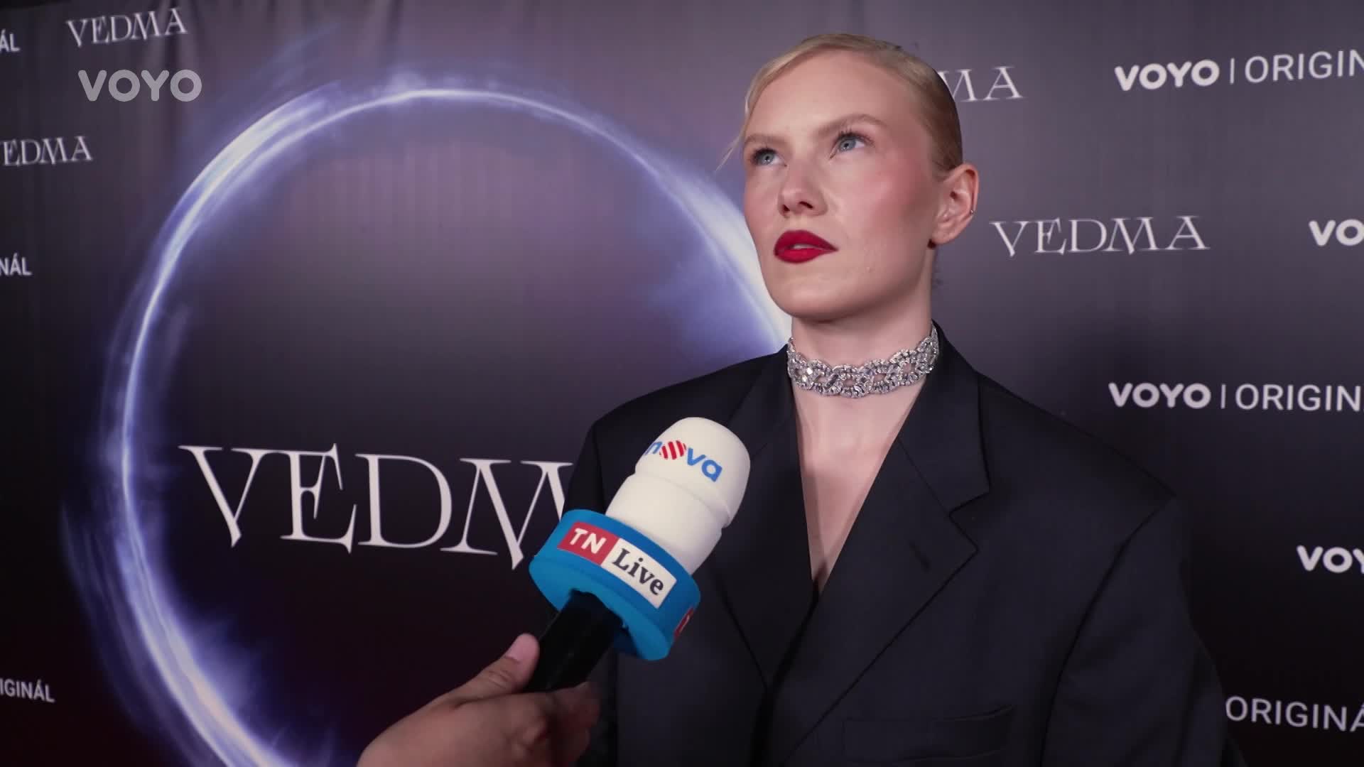 Annet X se s přítelem ukázala na premiéře Vědmy. Básnila, ale o někom jiném