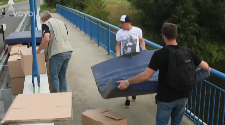 Nebezpečí a adrenalin 30 metrů nad řekou: Jak se náročná scéna natáčela?