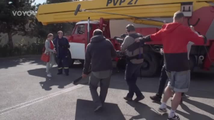 Netradiční natáčení v hasičské zbrojnici i s novou posilou! Jak se na place dařilo herci Dennymu Ratajskému?