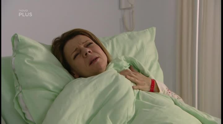 Ukázka z Ordinace: Heluš umírá a Bobovi hoří vlasy! U Švarců je zle