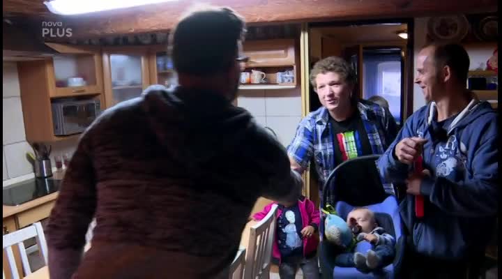 VIDEO: Příchod náhradní „manželky“ způsobí značný zmatek! Jak rodina přivítá známého módního návrháře?