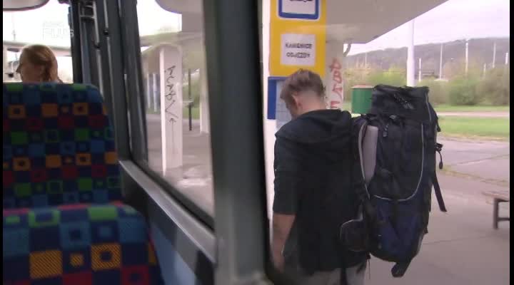Ukázka z Ordinace: Bibi se vrhá před autobus, se kterým Marek odjíždí!