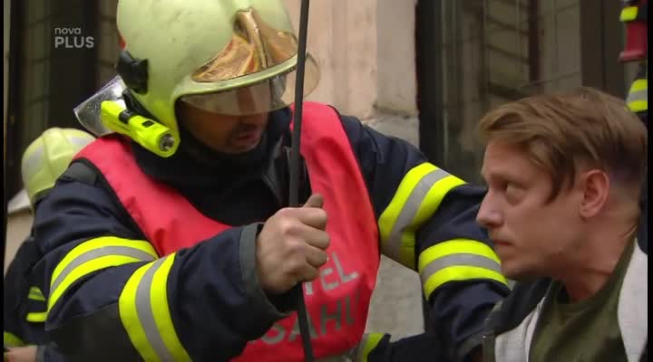 Ukázka z Ordinace: Bibi mizí na dně úzké šachty. Nahoře nervně krouží Marek s Vojtou a vtipně panikaří