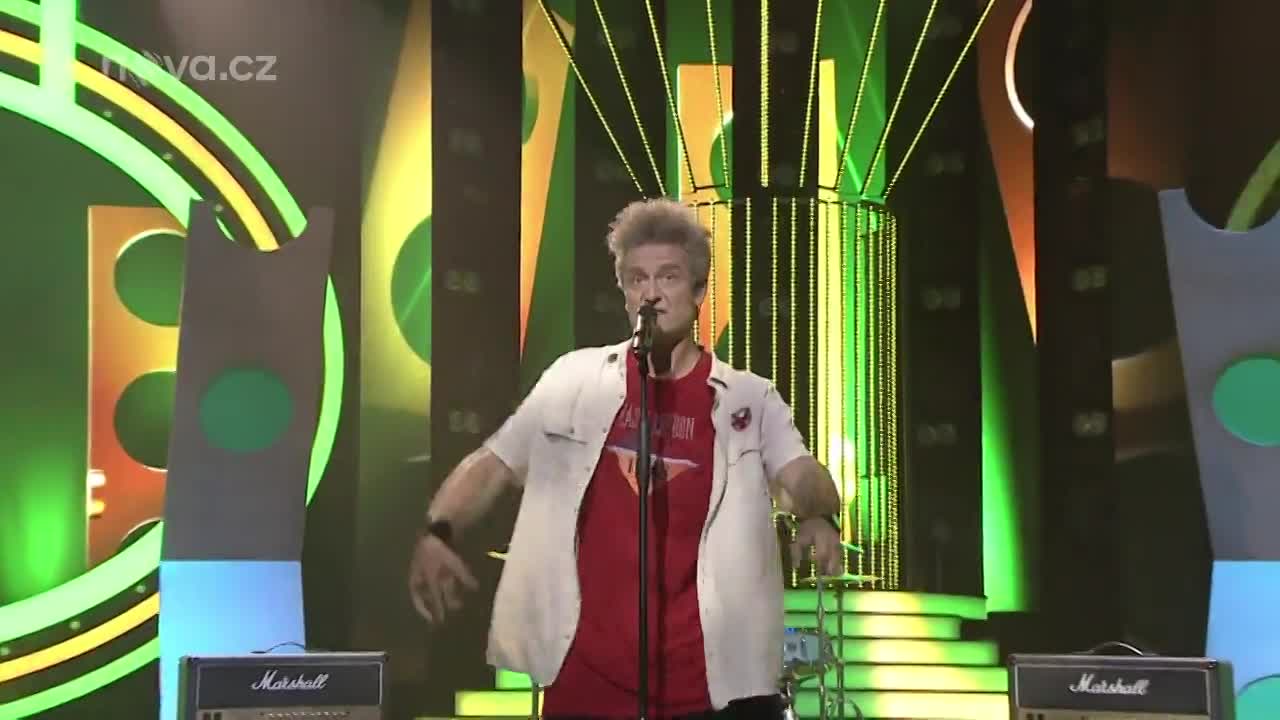 Roman Zach jako The Offspring – Pretty Fly (For a White Guy)