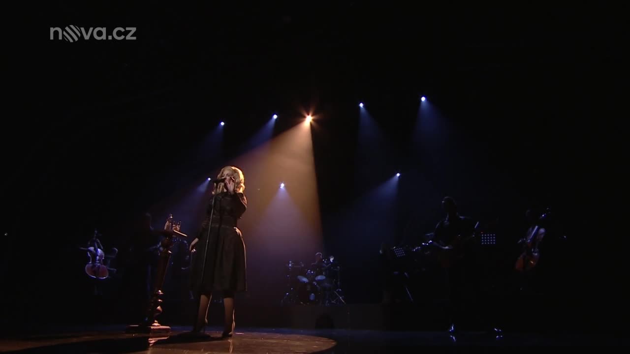 Debbi jako Adele – Set Fire to the Rain