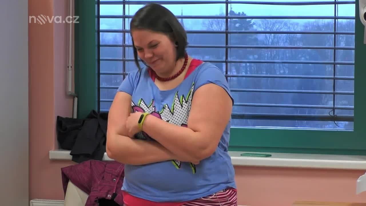 Evě z Malých lásek se nepozdává postup porodní asistentky. Co si neodpustí za poznámku?