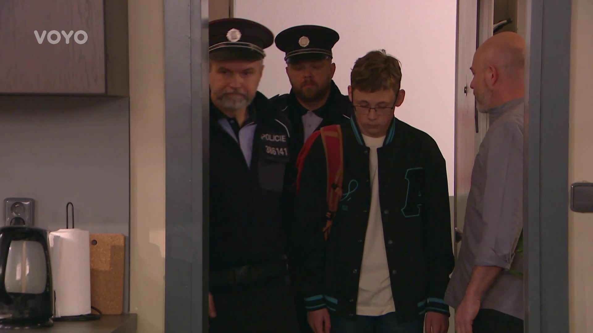 Šimon má průšvih. Domů ho přivede policie